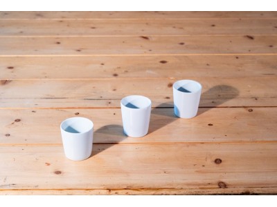LOT DE 40 TASSES À CAFÉ EN PORCELAINE